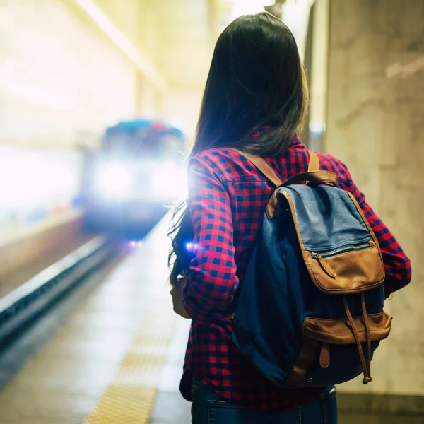 Visão Traseira Jovens Espera Trem Metrô — Fotografia de Stock