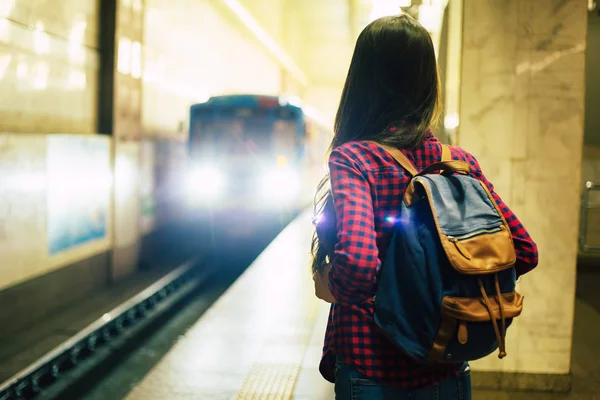 Visão Traseira Jovens Espera Trem Metrô — Fotografia de Stock