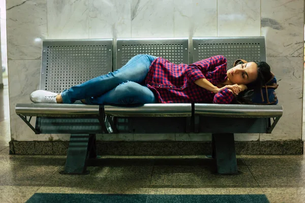 Jeune Femme Endormie Allongée Sur Banc Métal Dans Une Station — Photo