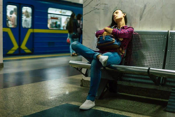 Schläfrige Junge Frau Sitzt Auf Metallbank Bahn Station — Stockfoto