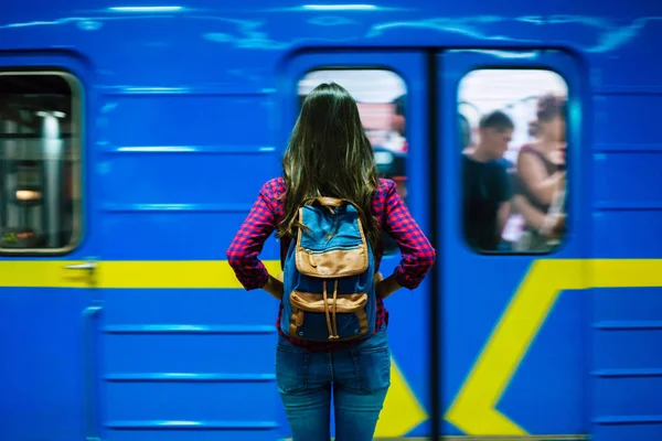 Visão Traseira Jovens Espera Trem Metrô — Fotografia de Stock