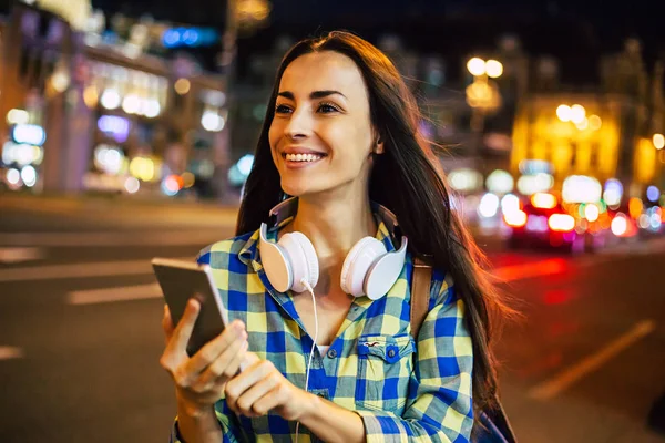 Młoda Kobieta Uśmiechający Się Korzystanie Smartfona Ulicy Jasnej Miasta — Zdjęcie stockowe