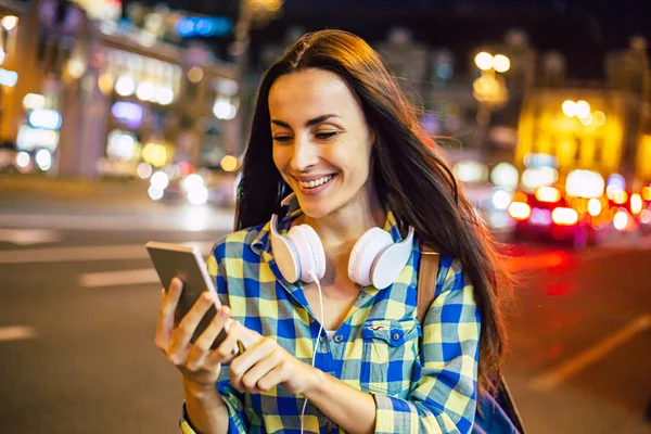 Młoda Kobieta Uśmiechający Się Korzystanie Smartfona Ulicy Jasnej Miasta — Zdjęcie stockowe
