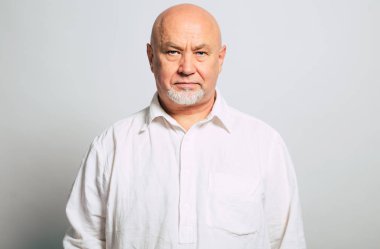 portre yakışıklı adam gri arka plan üzerinde poz beyaz gömlekli sakallı 