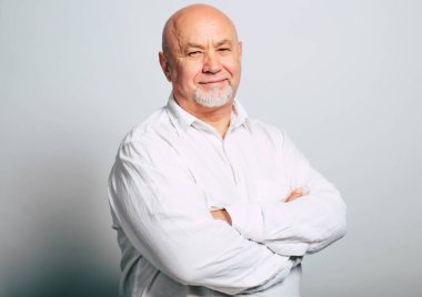 gri arka plan üzerinde poz çapraz kollu Beyaz tişörtlü adam yakışıklı gülümseyen portresi sakallı 