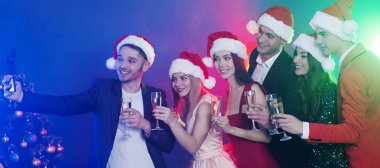 Şampanya ile yeni yıl kutlama mutlu arkadaş grubu 