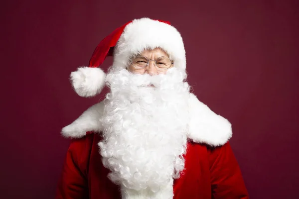 Portrét Muže Kostýmu Santa Clause Zatímco Pózuje Červeném Pozadí Při — Stock fotografie
