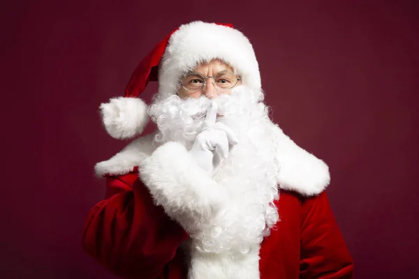 Portrét Muže Kostýmu Santa Clause Pohledu Kamery Zobrazení Mlčení Znamení — Stock fotografie