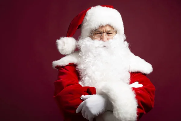 Portrét Muže Kostýmu Santa Clause Překřížením Rukou Pózuje Červeném Pozadí — Stock fotografie
