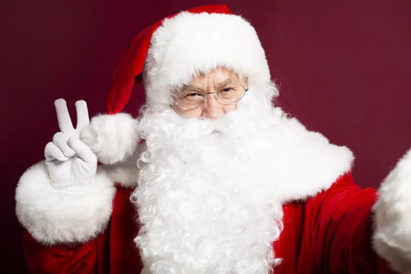 Adam Noel Baba Kostüm Barış Işareti Kırmızı Arka Plan Üzerinde — Stok fotoğraf