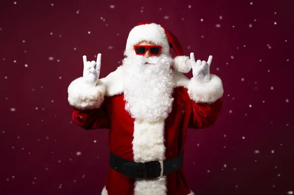 Noel Baba Kostüm Kameraya Bakarak Rock Işaret Gösteren Jest Kırmızı — Stok fotoğraf