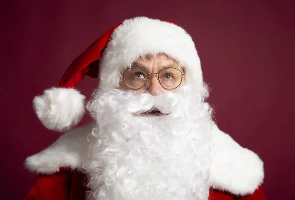 Portrét Muže Kostýmu Santa Clause Brýlích Vzhlédl Červeném Pozadí Vánoce — Stock fotografie
