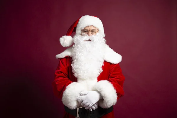 Retrato Del Hombre Traje Santa Clause Mirando Cámara Mientras Posa — Foto de Stock