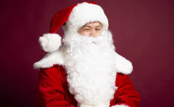 Legrační Radostný Muž Kostýmu Santa Clause Při Pohledu Fotoaparát Mrkl — Stock fotografie