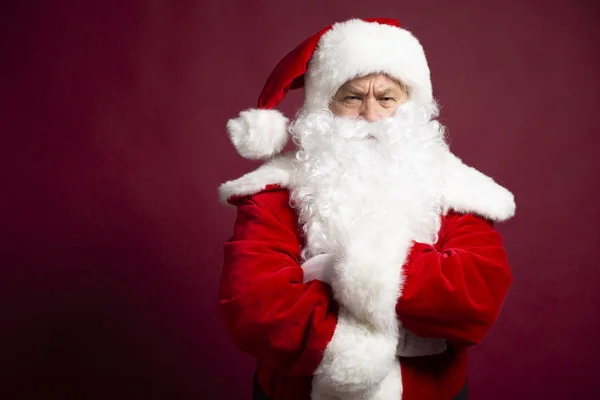 Télapós Ruha Pózol Piros Háttéren Keresztezett Karokkal Férfi Portréja Karácsonyi — Stock Fotó