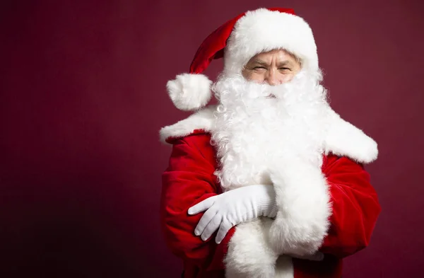 Portrét Muže Kostýmu Santa Clause Překřížením Rukou Pózuje Červeném Pozadí — Stock fotografie