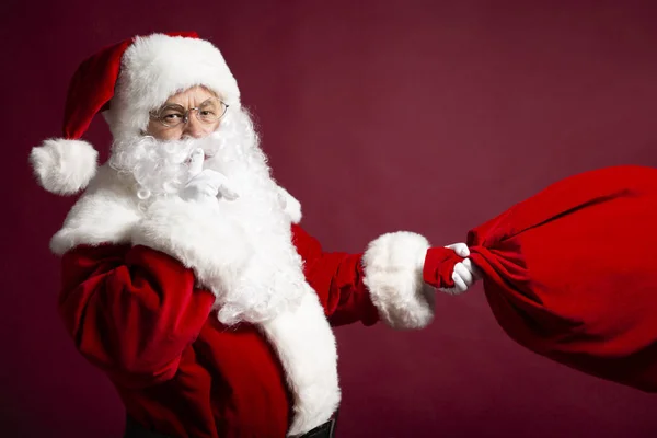 Portrét Muže Kostýmu Santa Clause Pytlem Dárky Při Pohledu Kamery — Stock fotografie