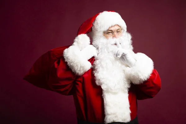 Portrét Muže Kostýmu Santa Clause Pytlem Dárky Při Pohledu Kamery — Stock fotografie