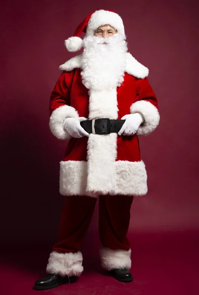 Muž Kostýmu Santa Clause Drží Ruce Hnědý Pásek Při Pózování — Stock fotografie