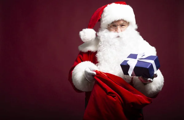 Muž Tom Kostým Santa Clause Přítomné Podržíte Pytlem Dárky Červeném — Stock fotografie