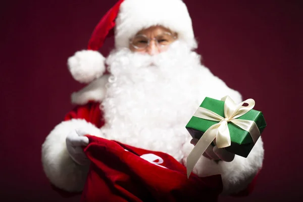 Muž Tom Kostým Santa Clause Přítomné Podržíte Pytlem Dárky Červeném — Stock fotografie