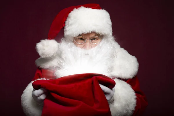 Portrét Muže Kostýmu Santa Clause Drží Pytel Dar Magie Světlem — Stock fotografie