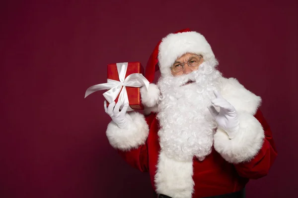 Portrét Muže Kostýmu Santa Clause Držící Papírové Krabičky Při Pohledu — Stock fotografie