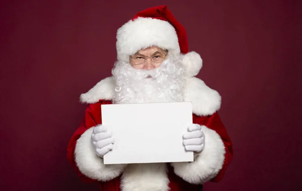 Portrét Muže Kostýmu Santa Clause Drží Bílý Prázdný Nápis Červeném — Stock fotografie