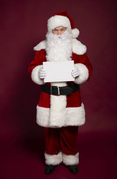 Retrato Del Hombre Traje Santa Clause Mostrando Cartel Blanco Blanco — Foto de Stock
