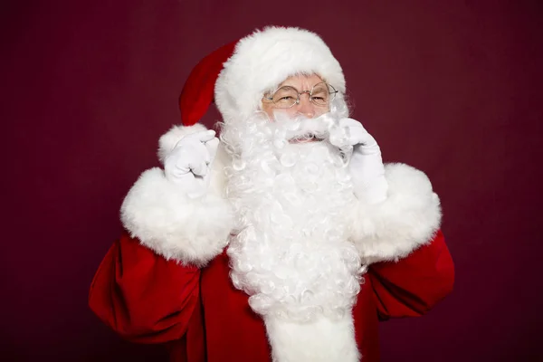 Portrét Muže Kostýmu Santa Clause Smíchem Při Pohledu Fotoaparát Červeném — Stock fotografie