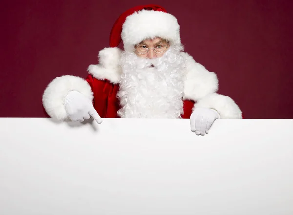 Homem Santa Cláusula Traje Apontando Para Banner Branco Branco Fundo — Fotografia de Stock