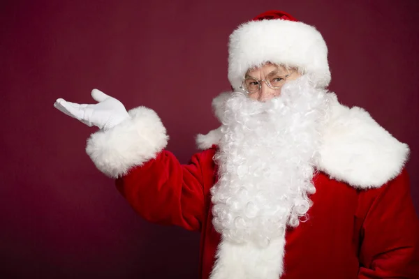 Portrét Muže Kostýmu Santa Clause Rukou Stranou Červeném Pozadí Vánoce — Stock fotografie