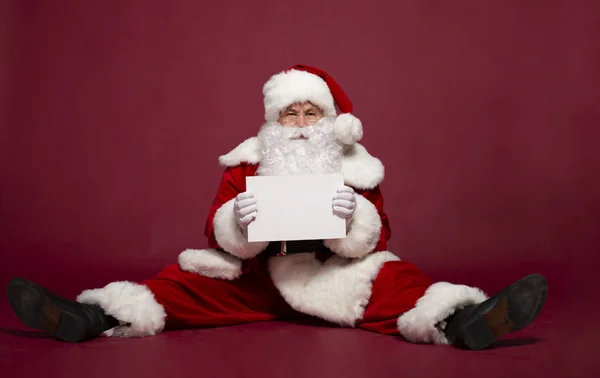 Hombre Divertido Traje Santa Claus Con Tarjeta Blanca Blanco Las — Foto de Stock