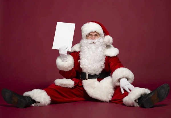 Funny Man Santa Clause Costume White Blank Card Hand Sitting — Stock Photo, Image