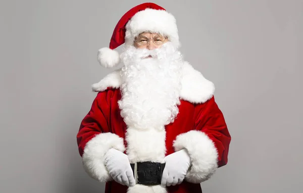 Hombre Traje Santa Clause Cogido Mano Cinturón Marrón Mientras Posa — Foto de Stock