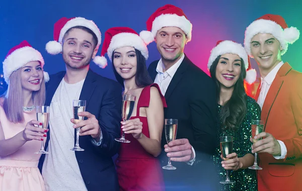 Grupo Amigos Felices Celebrando Año Nuevo Con Champán — Foto de Stock