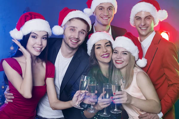 Grupo Amigos Felices Celebrando Año Nuevo Con Champán —  Fotos de Stock