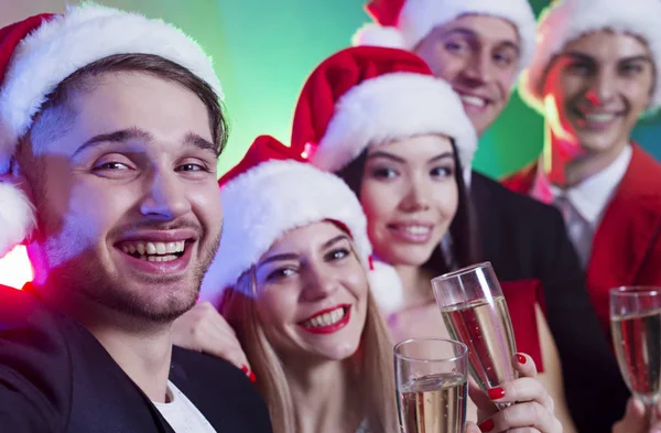 Groep Gelukkige Vrienden Vieren Nieuwjaar Met Champagne Stockfoto