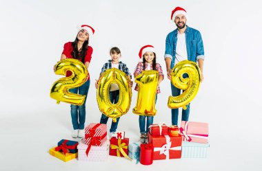 Neşeli aile altın sayılar 2019 ve hediye kutuları beyaz arka planda tutan