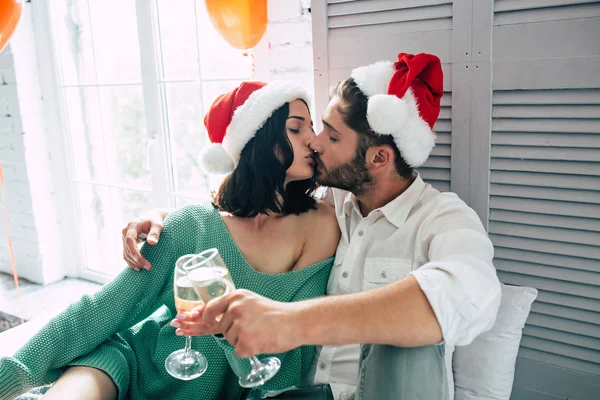 Happy Couple Santa Hats Celebrating Christmas Champagne Light Bedroom — Stock Photo, Image