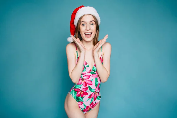 Junge Glückliche Frau Weihnachtsmütze Und Badeanzug Mit Tropischem Print Auf — Stockfoto