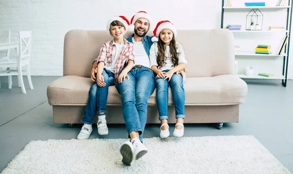 Feliz Familia Joven Sombreros Rojos Santa Pasar Tiempo Sala Estar — Foto de Stock