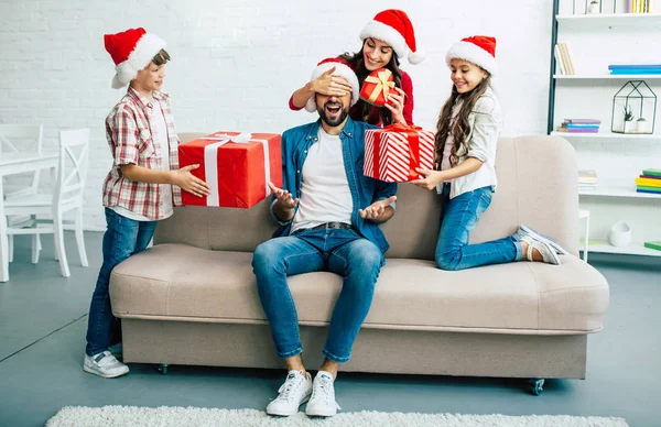 Familia Alegre Sombreros Santa Dando Regalos Navidad Sala Estar — Foto de Stock