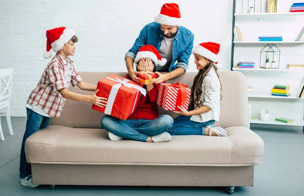 Familia Alegre Sombreros Santa Dando Regalos Navidad Sala Estar — Foto de Stock