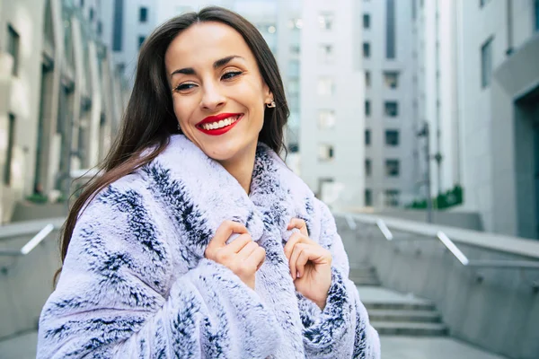 Mujer Joven Abrigo Piel Gris Posando Sobre Fondo Urbano — Foto de Stock