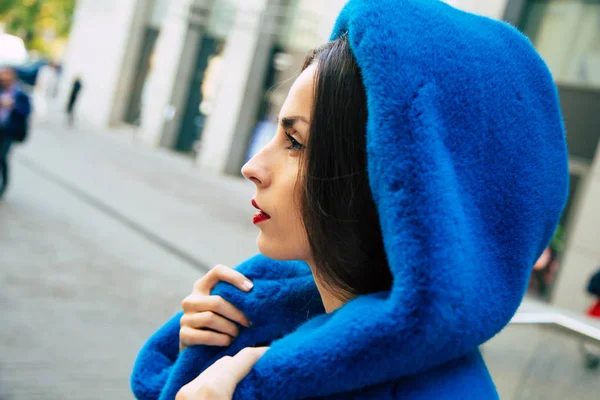 街歩きの青い毛皮のコートの若い女性 — ストック写真