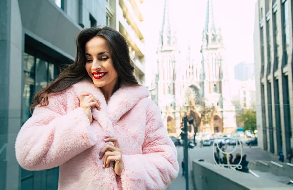 Joven Mujer Feliz Abrigo Piel Rosa Caminando Por Calle — Foto de Stock