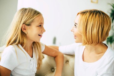 Mutlu anne ve kız evde birlikte.