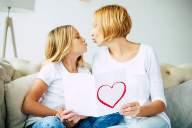 Anne ve kızı evde birlikte vakit geçiriyorlar.