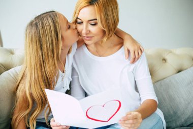 Anne ve kızı ışık yatak odasında birlikte vakit 